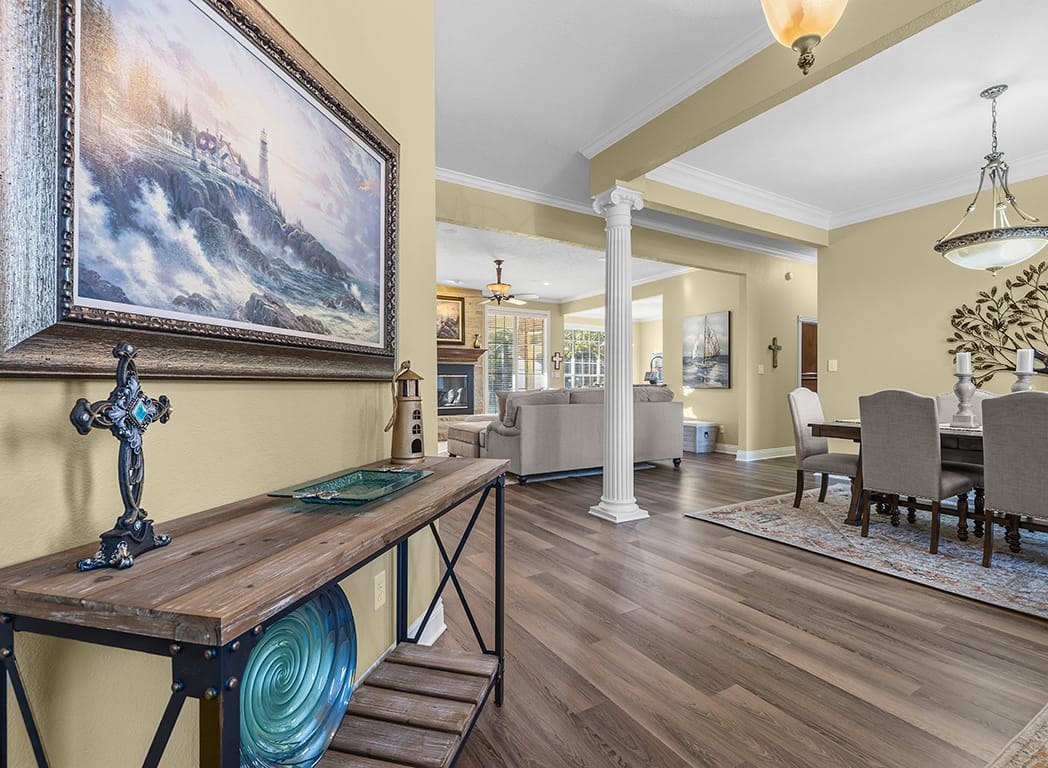 Living Room and dinning room with Open Floor Plan