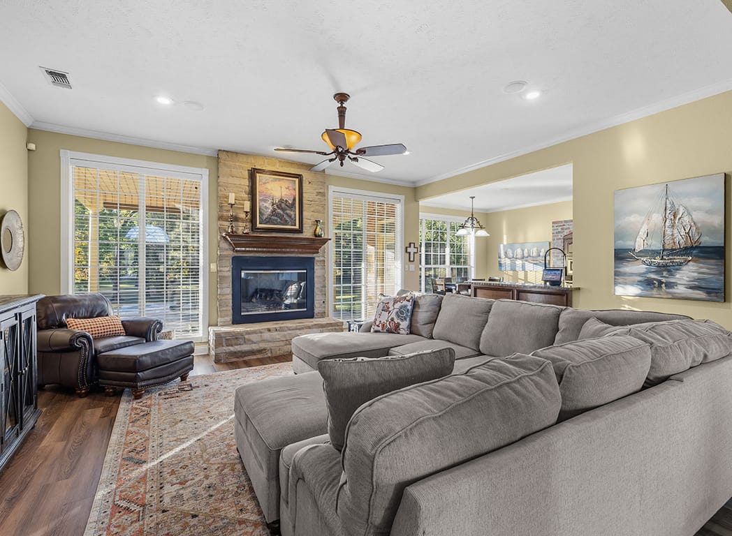 Living Room with Fireplace and lots of space